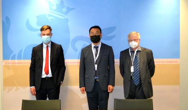 사진(왼쪽부터) 프란츠 파요트 장관, 인피닉 박준형 대표, 인피닉 유럽 법인 스벤 외르잔 라르손 대표(사진:인피닉)