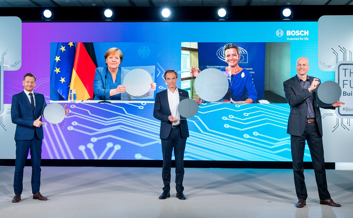 드레스덴 새로운 300mm 웨이퍼 팹 공식 오픈행사(온라인 겸)로 왼쪽 위부터 독일 총리 앙겔라 메르켈(Dr. Angela Merkel), EU 집행위 부위원장 마르그레테 베스타거(Margrethe Vestager), 왼쪽 아래부터 작센(Saxony)주 총리 미하엘 크레치머(Michael Kretschmer), 보쉬 이사회 의장 및 보쉬 그룹 회장 폴크마 덴너(Dr. Volkmar Denner), 보쉬 이사회 멤버 하랄드 크뢰거(Harald Kroeger)이 기념 촬영하는 모습(사진:보쉬)