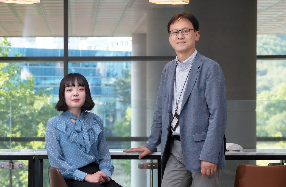 UNIST연구팀  안나경 박사(좌측)과 김진영 교수