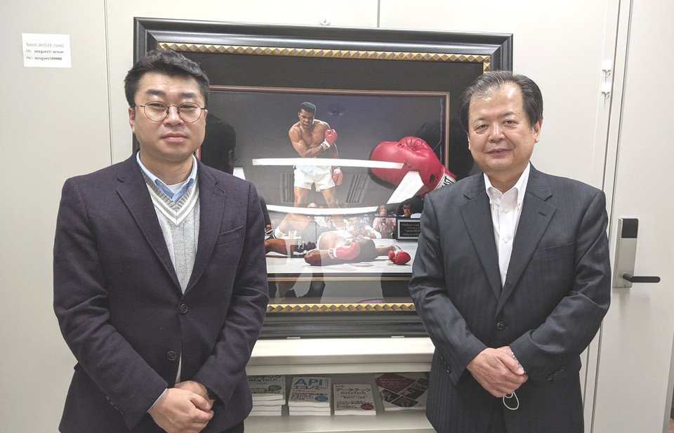 박부현 악어디지털 일본 법인 이사(왼쪽)와 하루야마 요우 AOS데이터 대표(사진:악어디지털)