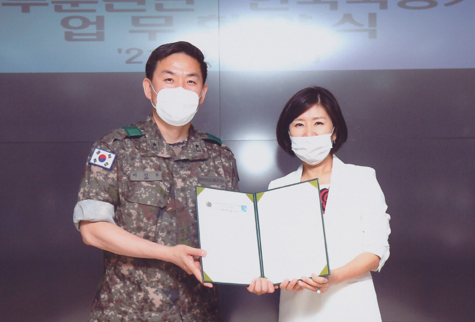 왼쪽부터 육군과학화전투훈련단 이진우 단장, 한국국방기술학회 박영욱 학회장(사진:학회)