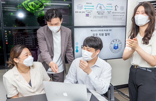  인공지능융합연구센터의 첫 학생 창업팀 로비고스 김태용 대표(왼쪽 두 번째)와 팀원들(사진:인하대)
