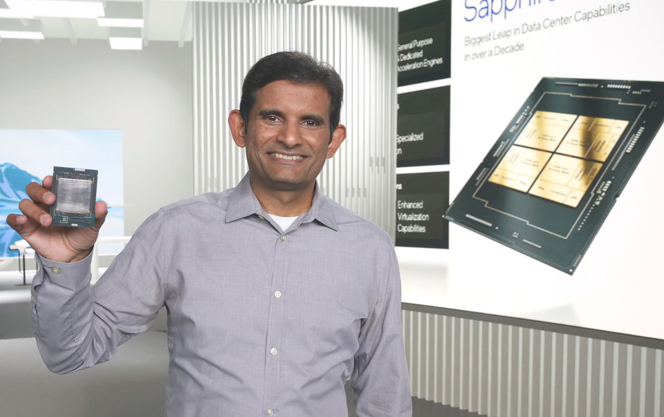 인텔 프로세서 수석 설계자 세일레시 코타팔리가 사파이어 래피즈(Sapphire Rapids) 칩을 설명하고 있다.