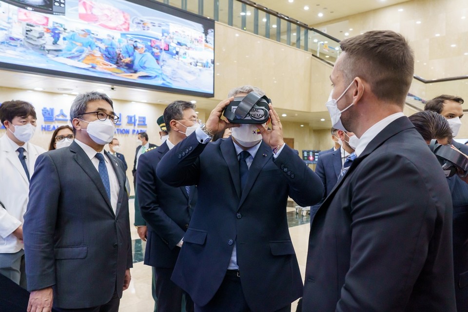콜롬비아 대통령(가운데)이 헤드셋을 착용하고 분당서울대병원의 의료진 VR 수술교육 컨텐츠를 체험하고 있다