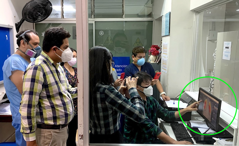 페루 병원에서 AI 솔루션(원내)을 시연 중인 모습
