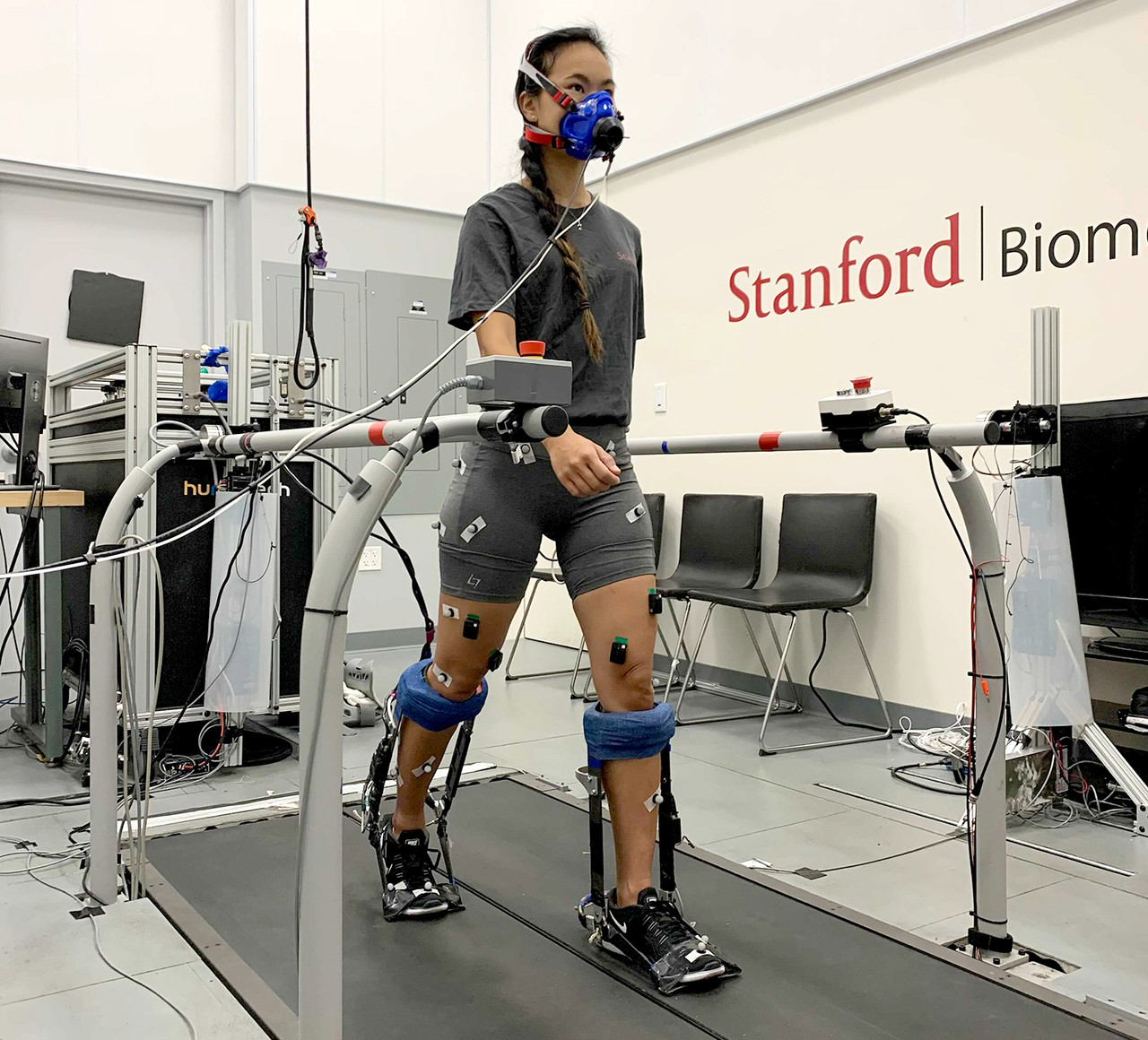 스탠퍼드 바이오메카트로닉스 연구소의 발목 외골격 에뮬레이터에서 걷고 있는 모습(사진:스탠퍼드)