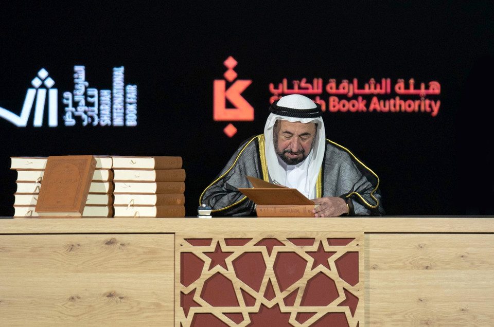 샤르자 국왕이 아랍어 역사 말뭉치 초판 사본에 서명하는 모습(사진:샤르자 정부 미디어)