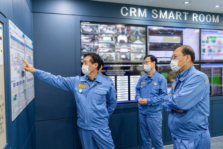 '냉연 CRM Smart Room'을 설명하는 모습(사진:광양제철소)