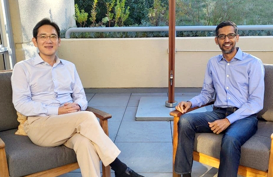 지난 22일(현지시각) 미국 캘리포니아주 마운틴뷰 구글 본사에서 만난 이재용 삼성전자 부회장(왼쪽)과 순다르 피차이(Sundar Pichai) 구글 CEO(오른쪽)의 모습(사진:삼성전자)