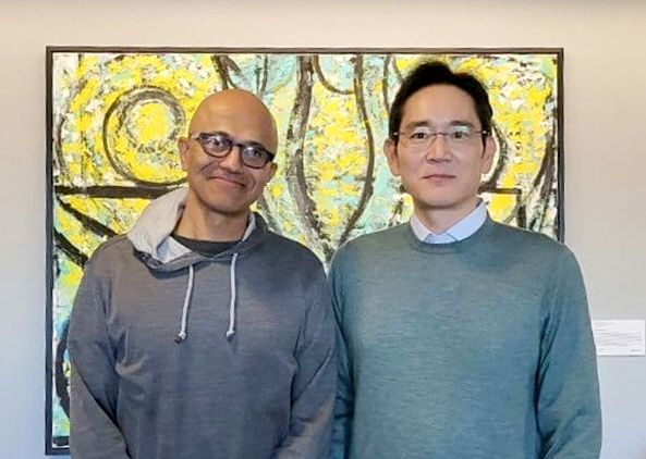 지난 20일(현지시간) 미국 위싱턴주 마이크로소프트 본사에서 만난 이재용 삼성전자 부회장(오른쪽)과 사티아 나델라(Satya Nadella) 마이크로소프트 CEO(왼쪽)의 모습