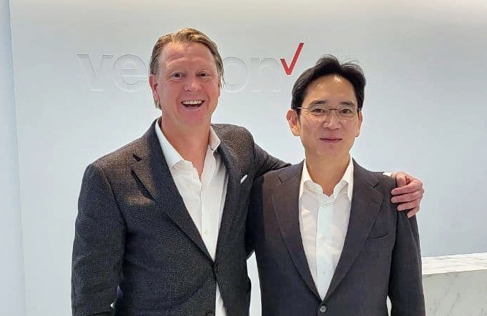 17일(현지시간) 미국 뉴저지주 버라이즌 본사에서 만난 이재용 삼성전자 부회장(오른쪽)과 한스 베스트베리 (Hans Vestberg) CEO(왼쪽)의 모습