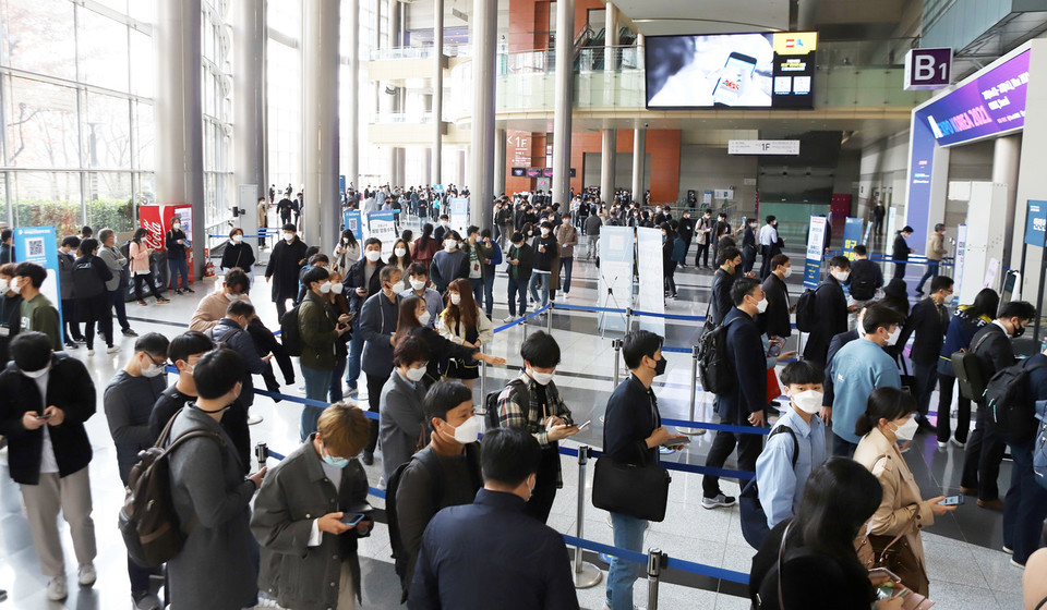 지난 4월 철저한 코로나 방역 가운데 개최된 AI EXPO KOREA 입장을 기다리는 참관객 전경