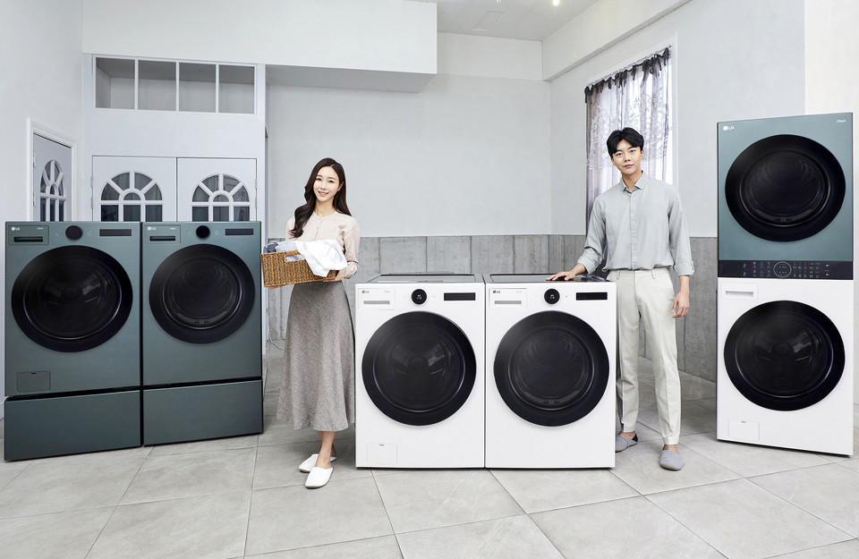 모델들이 LG 트롬 세탁기·건조기(사진 가운데), 오브제컬렉션 색상인 LG 트롬 세탁기·건조기(사진 왼쪽), 원바디 세탁건조기 LG 트롬 워시타워 오브제컬렉션을 소개하고 있다.