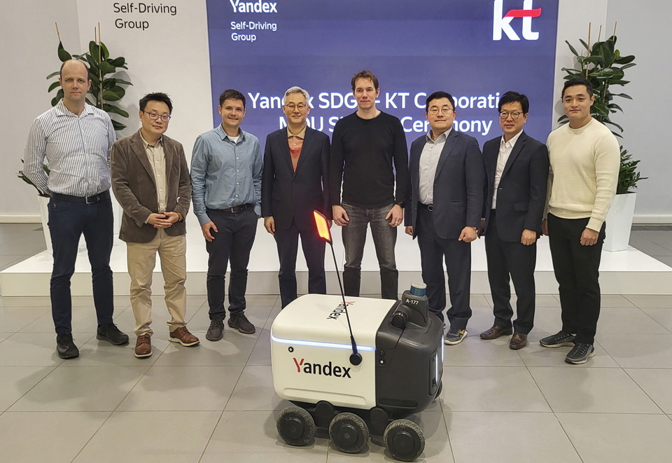 KT AI/DX융합사업부문 송재호 부사장(오른쪽에서 세번째)과 Yandex SDG CEO 드미트리 폴리슈크(Dmitry Polishchuk, 오른쪽에서 네번째)를 비롯한 관계자들이 MOU를 마치고 기념촬영을 하고 있다.