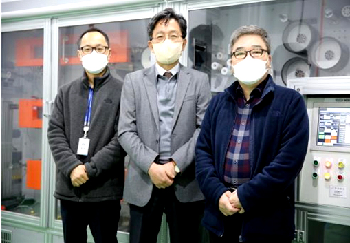 방윤혁 한국탄소산업진흥원장(가운데)과 융복합연구본부 소속 김성룡 수석(오른쪽), 한문희 책임(왼쪽)이 탄소섬유 후처리제 테스트 장비 앞에 서있다.