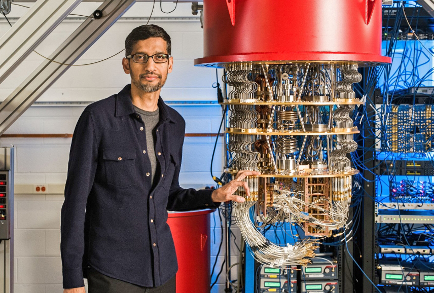 2019년 10월 구글을 중심으로 하는 연구 그룹이 세계에서 가장 빠른 슈퍼컴퓨터에서 1만년 걸리는 계산을 양자컴퓨터에서 200초에 실행했다. 사진은  피차이 (Sundar Pichai) 구글 CEO가 개발한 양자컴퓨터 옆에 서있는 모습(사진:본지DB)