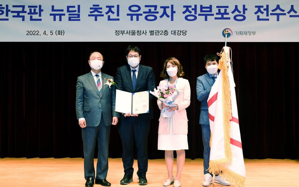 (왼쪽부터) 홍남기 경제부총리 겸 기획재정부 장관, 테스트웍스 윤석원 대표, 정은미 팀장, 이준희 연구원