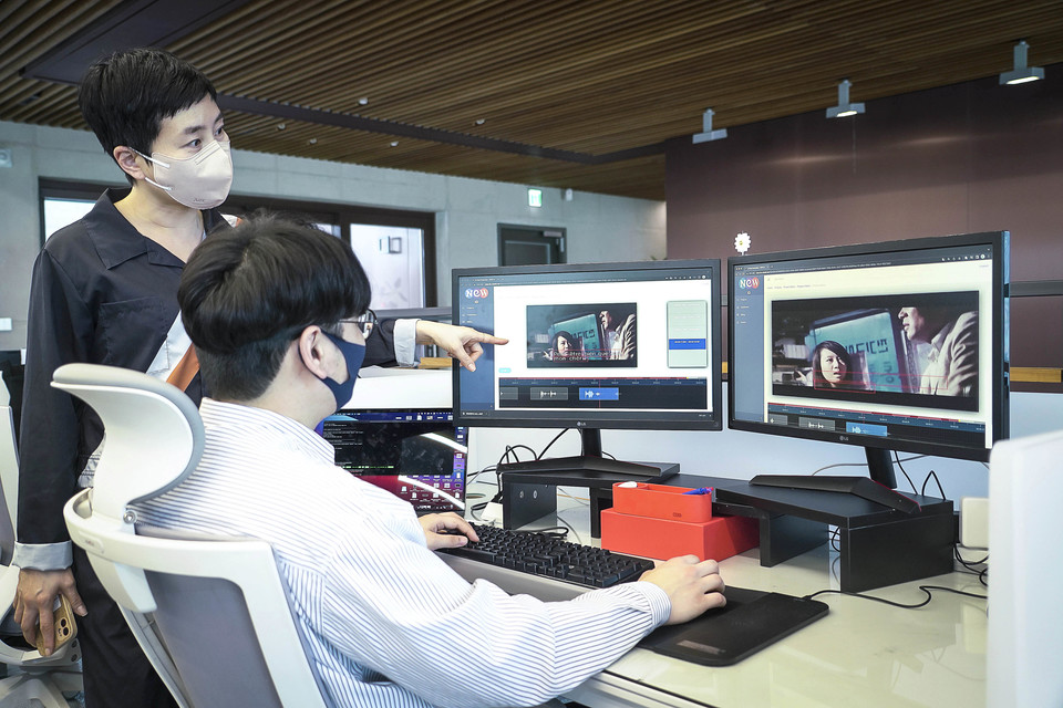 뉴 아이디 박준경 대표(왼쪽)와 직원이 AI기반 포스트 프로덕션 기술을 활용해 콘텐츠를 편집하고 있는 모습