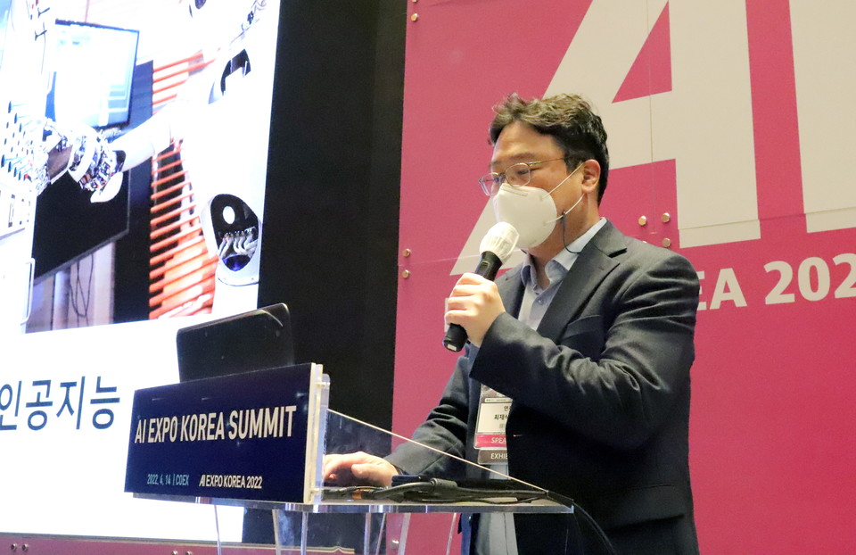 KAIST 설명가능한 인공지능 연구센터 센터장이자 최재식 교수의 "설명가능 인공지능(XAI) 기술동향"을 주제로 발표하는 모습(사진:본지)