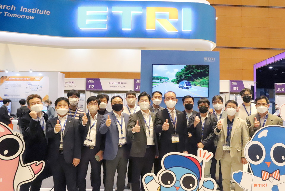 AI EXPO 현장을 방문한 ETRI 김명준 원장과 연구진의 단체 기념 촬영 모습