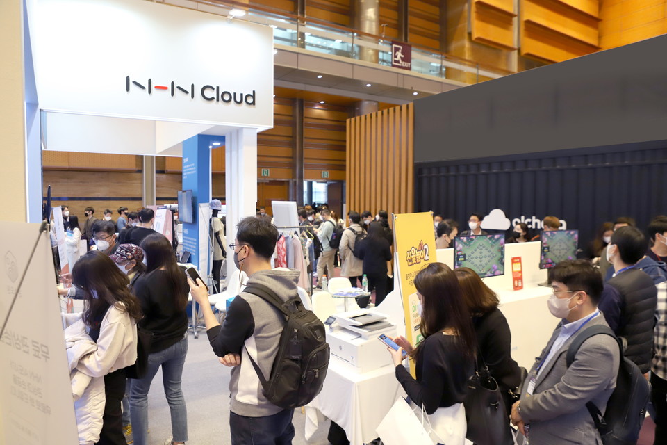 참관객들이 생활 속에 인공지능을 체험하기 위해 순서를 기다리고 있는 모습