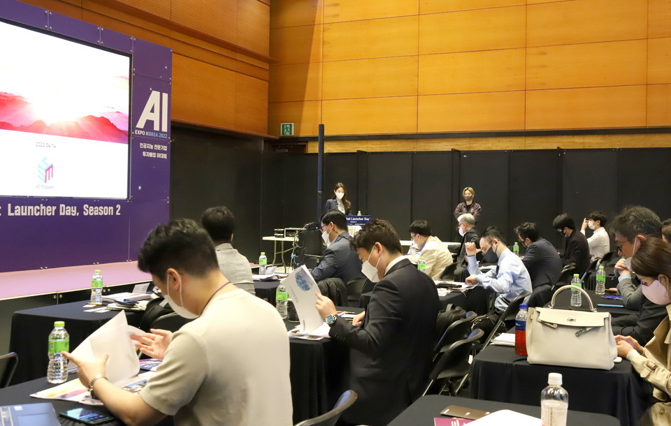 투자매칭 IR 대회 'AI Rocket Launcher Day' 및 ’수요기업 TOP 500 비즈니스 네트워킹‘ 1:1 상담회를 진행하는 모습