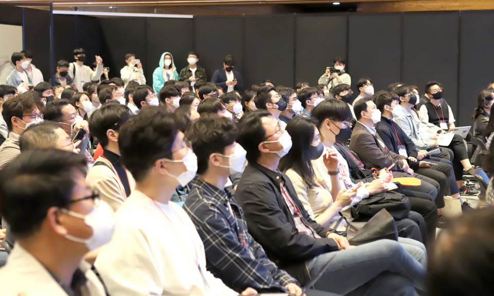 ETRI 인공지능 기술 설명회에서 발표자에 집중하는 참가자들 모습