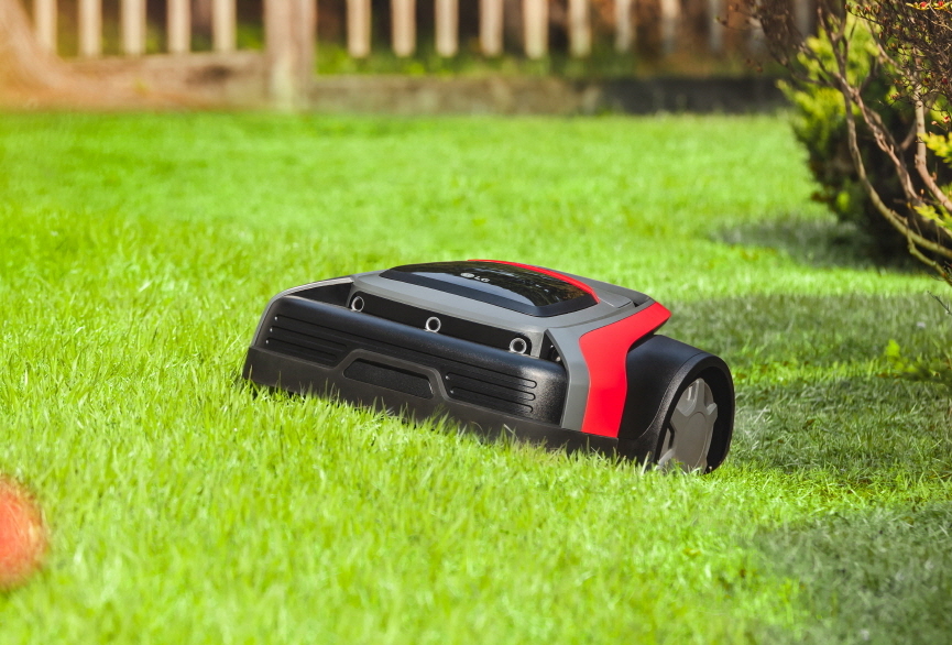 사진은 LG 잔디깎이 로봇으로 최대 3000m2(약 900평) 면적과 25도 경사지형의 잔디도 관리 가능하다.