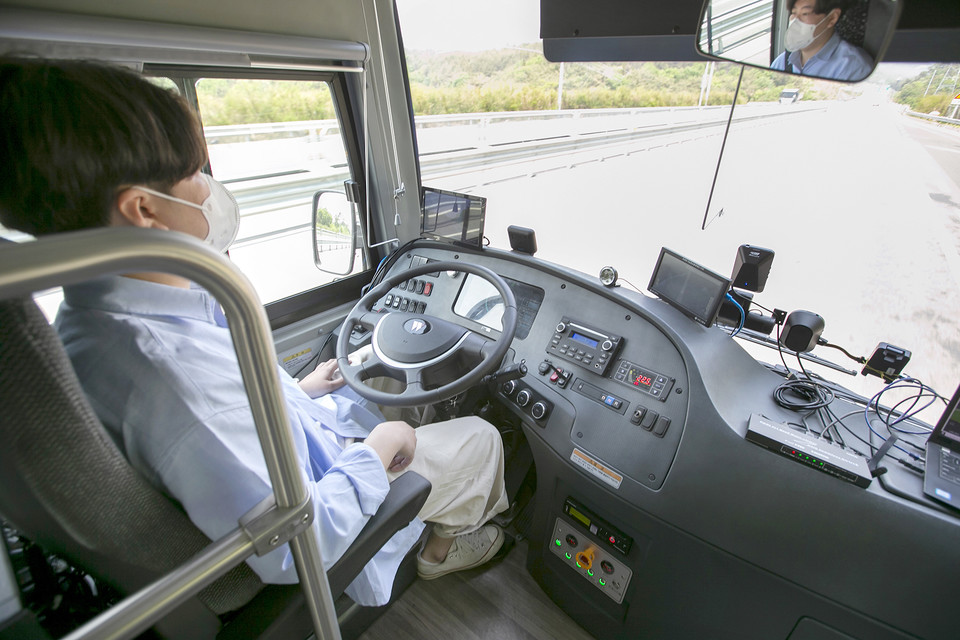 울산 C-ITS 시연버스의 자율주행 모습