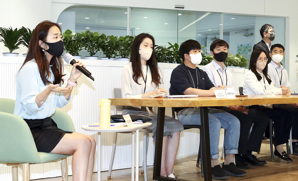 배순민 소장과 연구진들이 19일 오전 서울 서초구 융합기술원에서 열린 에서 질의에 답하고 있다.