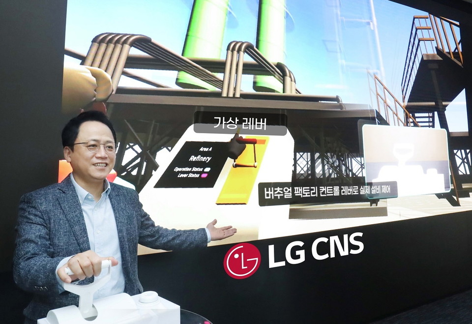LG CNS 스마트F&C사업부장 조형철 전무가 이노베이션스튜디오에서 가상레버를 조정하며 '버추얼 팩토리'를 시연하고 있다
