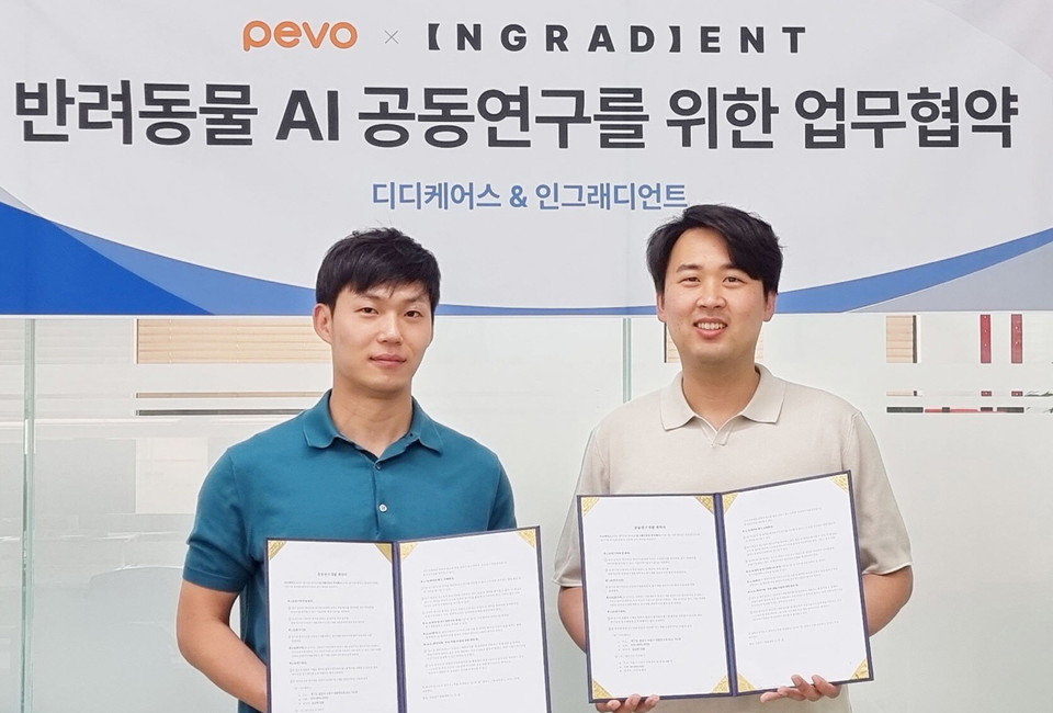   O CEO da Ingradient, Jun-ho Lee (à direita) e o CEO da DDcares, Sang-hyun Kim (à esquerda) posam para uma foto em 