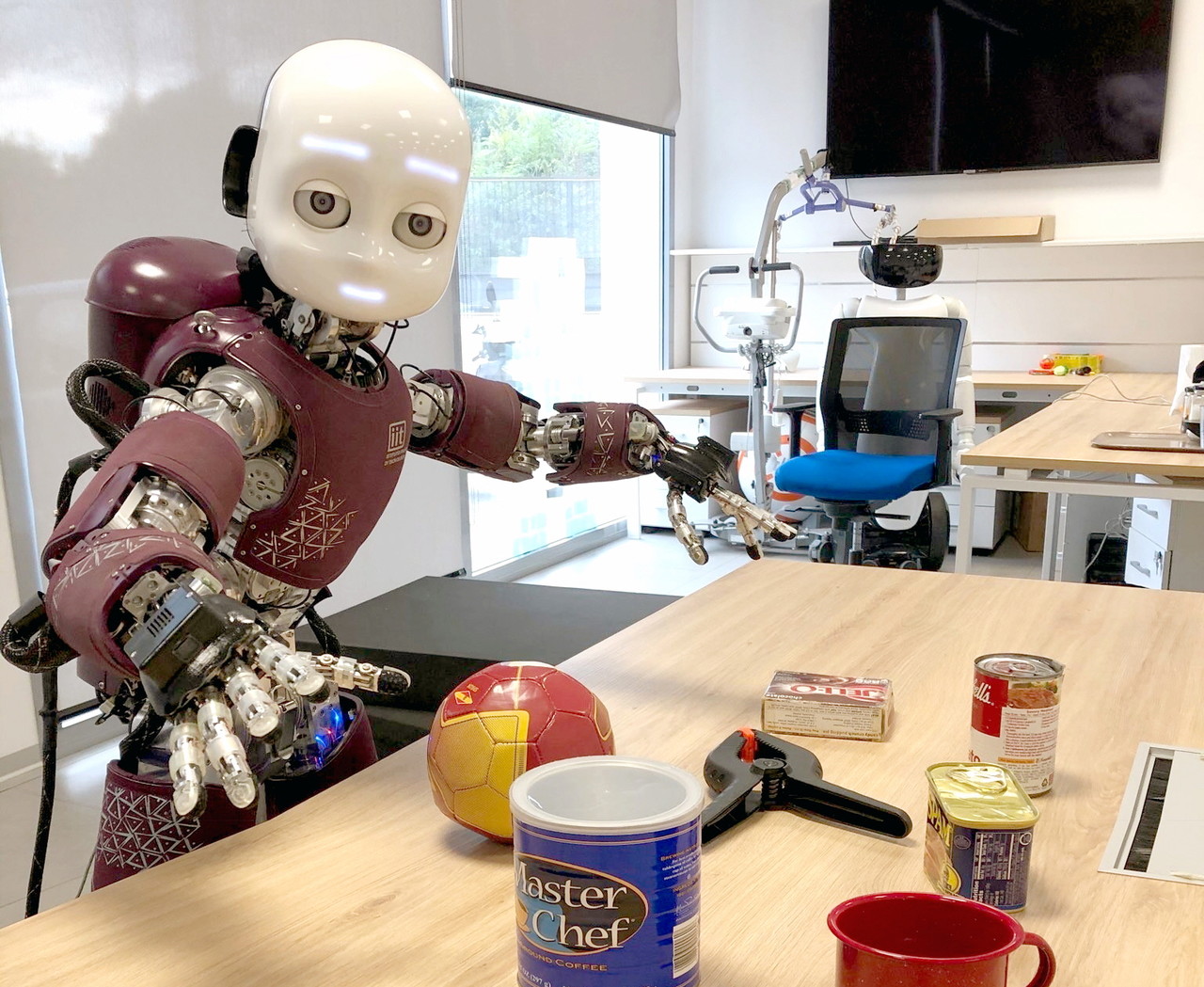 연구팀이 새로운 대화형 온라인 객체 학습 방법을 적용한 IIT의 인지에 초점을 맞춘 휴모노이드 로봇