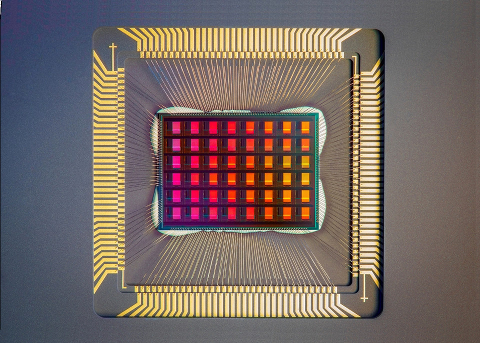 NeuRRAM 칩은 최신 기술보다 2배 더 에너지 효율적일 뿐만 아니라 다목적이며, 기존 칩 만큼 정확한 결과를 제공한다. (사진:University of California San Diego)