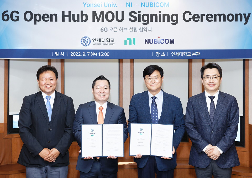 연세대는 NI와 6G Open Hub 유치를 위한 협약을 7일 연세대 본관에서 체결했다. (왼쪽부터) 누비콤 신동만 사장, NI Korea 여철구 사장, 연세대 서승환 총장, 연세대 채찬병 교수.