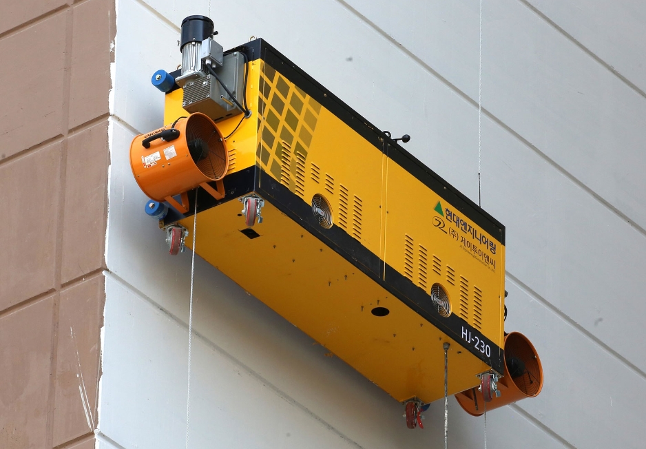 작업 중인 외벽도장로봇(사진:현대엔지니어링)