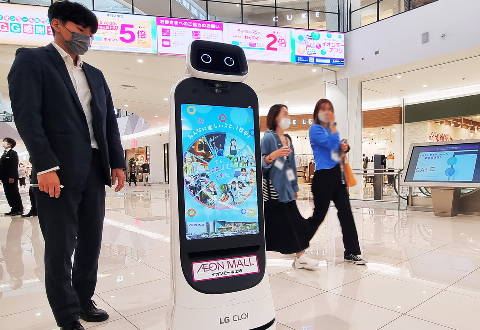 인공지능(AI) 기반의 자율주행과 장애물 회피를 기반으로 일본 대형 쇼핑몰 곳곳을 돌아다니며 방문객을 안내하고 필요한 정보를 제공하고 있다.(사진:LG전자)