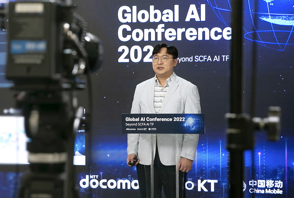  KT 융합기술원 AI2XL연구소 박재형 팀장이 KT의 AI 기술에 대해 발표하는 모습