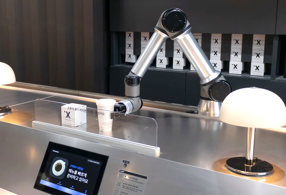 인공지능 비전인식 기술이 적용된 스마트 로봇 카페 '엑스익스프레스'