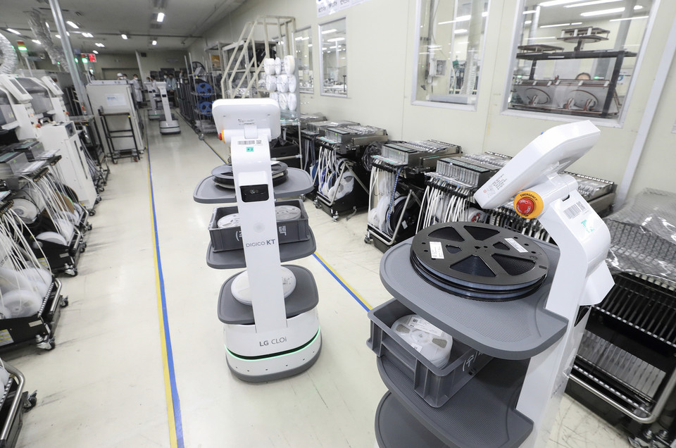  경기 평택시 대성엘텍 생산공장에서 KT AI 서비스로봇이 부품을 나르고 있는 모습