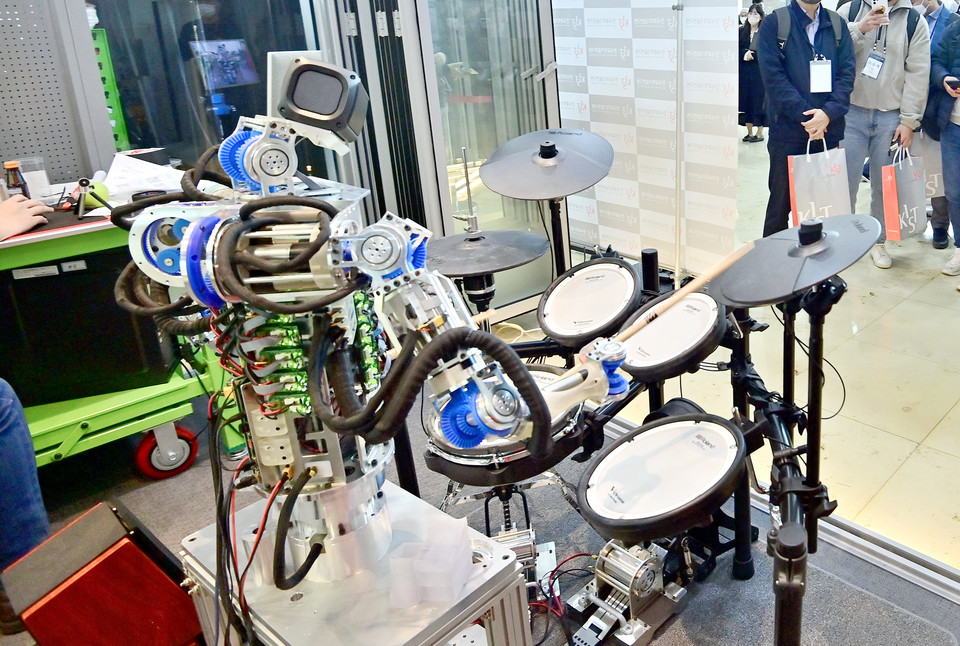  KIST 임세혁 박사가 개발한 청음지능을 가진 고속 드럼연주 휴머노이드 로봇이 연주를 시연하고 있다.