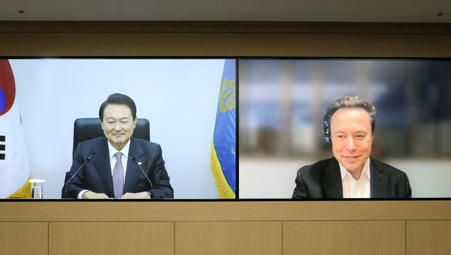 윤석열 대통령이 23일 일론 머스크 미국 테슬라 CEO와 화상 면담을 하고 있다 (사진:대통령실)