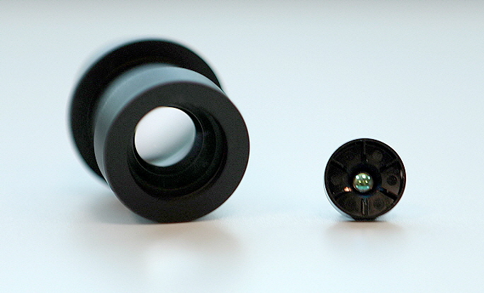 2종류의 ‘고성능 자율주행용 하이브리드 렌즈’. 왼쪽부터 ADAS용 렌즈, DMS용 렌즈