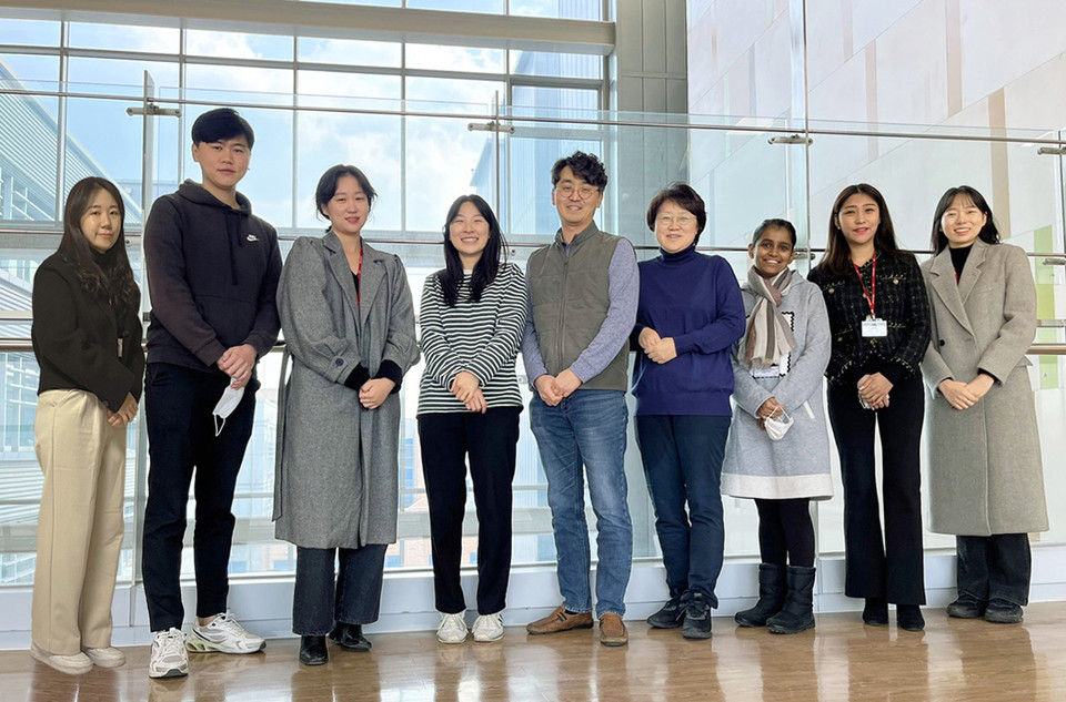 연구팀 현장 사진으로 이지현 교수(왼쪽에서 여섯 번째)와 홍진혁 교수(왼쪽에서 다섯 번째) .