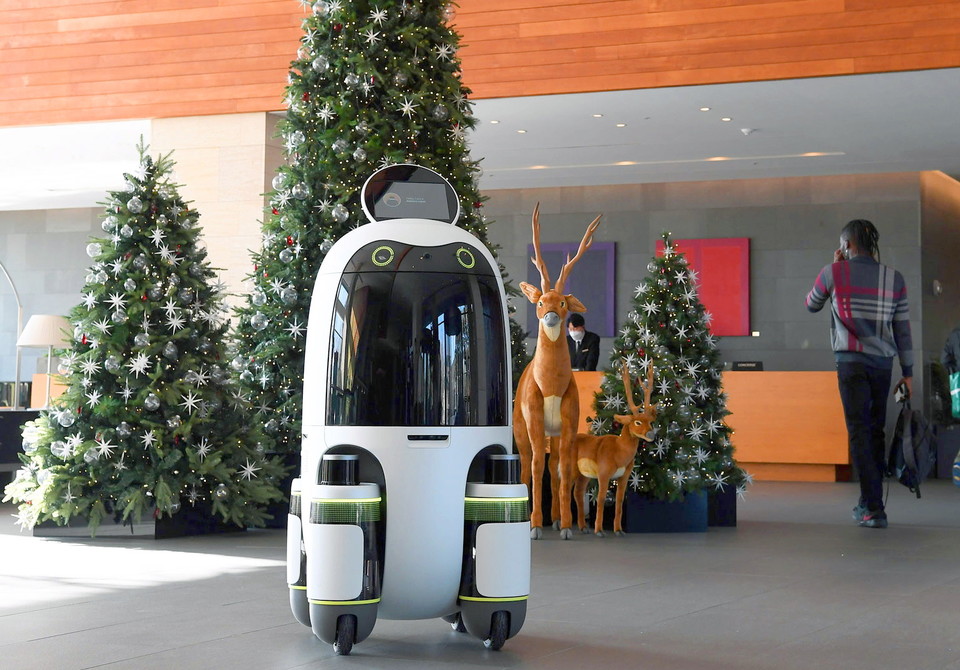 롤링힐스 호텔에서 주문부터 물품 수령까지, AI 기반 배송 로봇