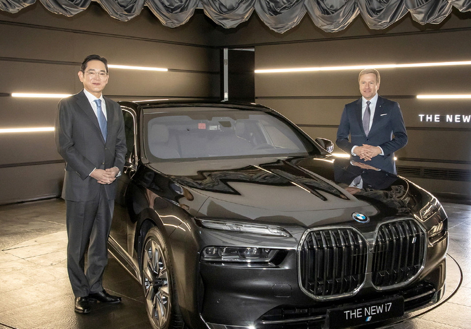 이재용 삼성전자 회장은 17일 인천 영종도에 위치한 BMW 드라이빙 센터에서 올리버 집세(Oliver Zipse) BMW CEO(오른쪽) 삼성SDI의 최첨단 'P5' 배터리셀이 적용된 BMW의 최신 전기차 '뉴 i7'에서 기념촬영 모습(사진:삼성전자)