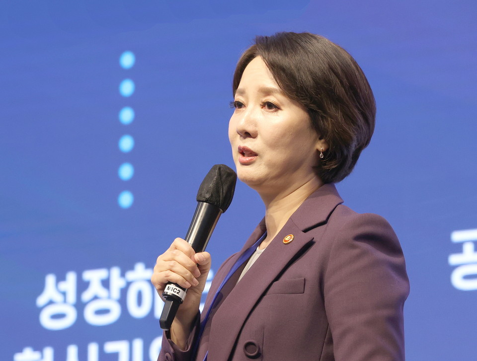 사진은 지난달 25일, 한국여성과학기술단체총연합회 연차대회에서 이영 장관의 기조강연 모습(사진:본지DB)