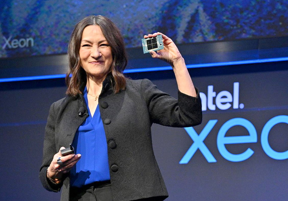 산드라 리베라(Sandra Rivera) 인텔 데이터 센터 및 AI 그룹 총괄 및 수석부사장이 4세대 인텔 제온 스케일러블 프로세서를 발표하고 있는 모습(사진:인텔. 이하)