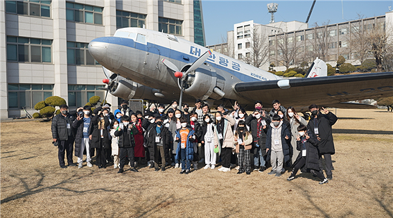 SW·AI 코딩캠프인 ‘잡스의 차고 특별캠프’에 참여한 학생들의 단체 기념사진 촬영 모습(사진:인하대)