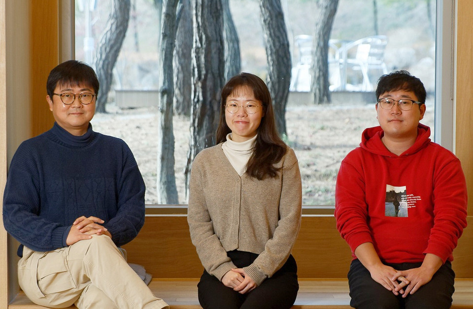 Os pesquisadores que conduziram este estudo.  A partir da esquerda, professor Kwon Oh-hoon, primeiro autor Dr. Kim Ye-jin (atualmente, bolsista de pesquisa de pós-doutorado da Caltech), pesquisador em Rohagon (Foto: UNIST)